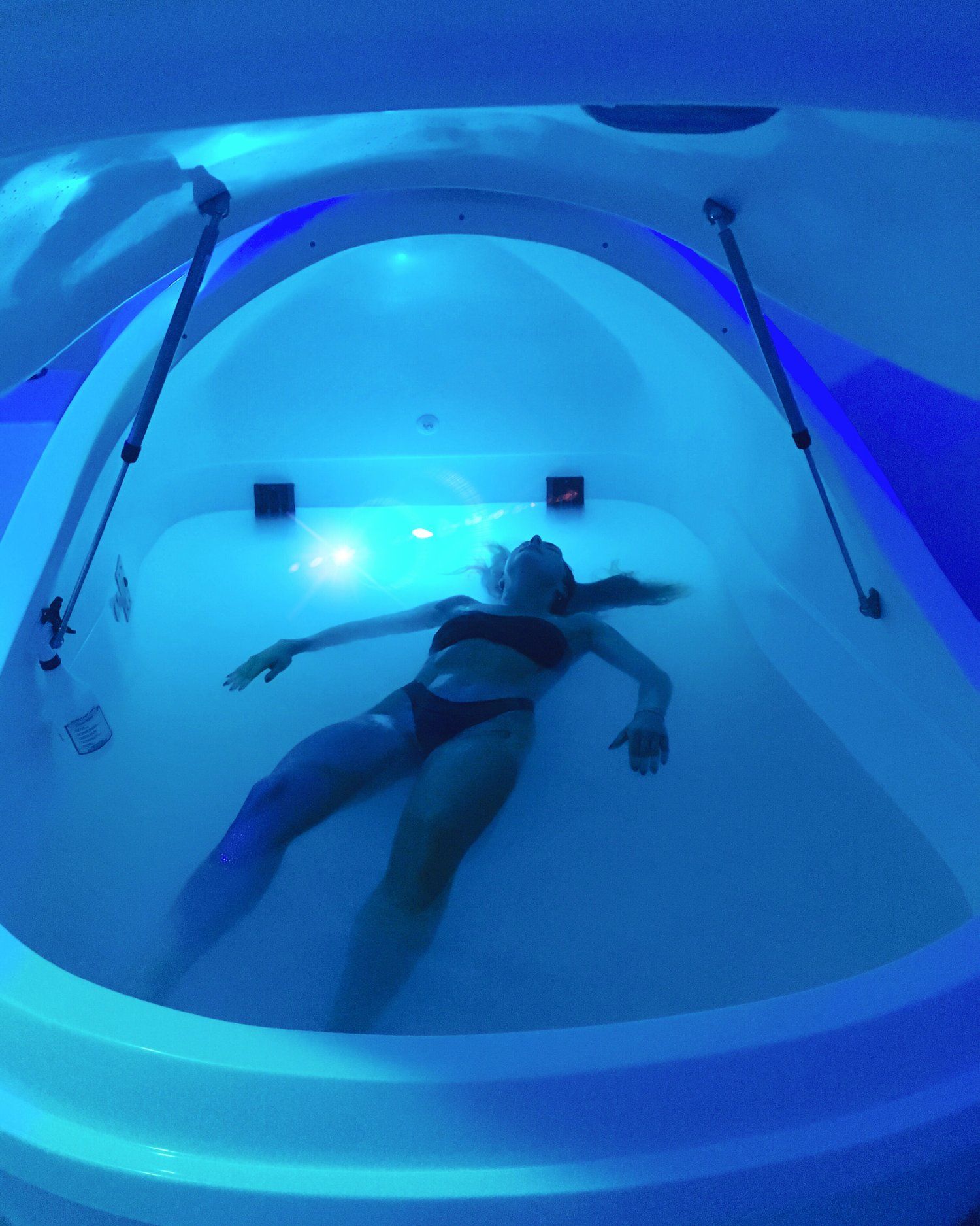 sportlane lõõgastumas floating-vannis FlowDream Tartu stuudios